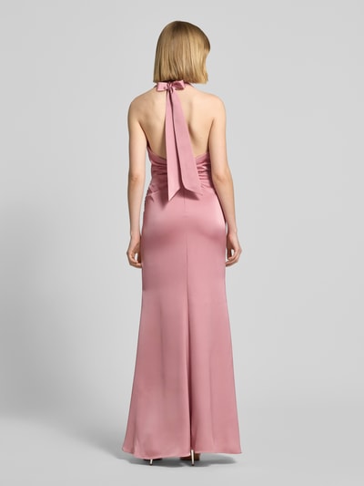 Vrouwenmodel draagt 'Abendkleid mit tiefem Rückenausschnitt und Neckholder' van Mascara in roze satijn, nauwsluitende fit, rugzijde met haak- en ritssluiting, diepe rugdecolleté, maxilengte, rugaanzicht full body