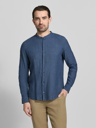 Männermodel trägt Slim Fit Leinenhemd aus reinen Leinen mit Stehkragen von OLYMP Level Five in Blau, durchgängige Knopfleiste, Ganzkörperansicht von vorne.