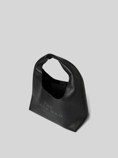 Produktfoto, Shoulder Bag aus echtem Rindsleder von Marc Jacobs mit Hauptfach, Magnetverschluss, Schulterhenkel, Logo-Detail, herausnehmbare Innentasche mit Reißverschluss, Maße 42 cm Breite, 23 cm Länge, 20 cm Tiefe, schwarze Farbe, dezente Narbenstruktur, glatte Oberfläche