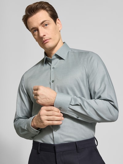 Männermodel trägt Slim Fit Freizeithemd mit Kentkragen von OLYMP Level Five, Baumwoll-Mix, durchgehende Knopfleiste, Langärmelig, Sportmanschetten, dezentes Hellgrau, glatte Textur, Nahaufnahme Oberkörper.