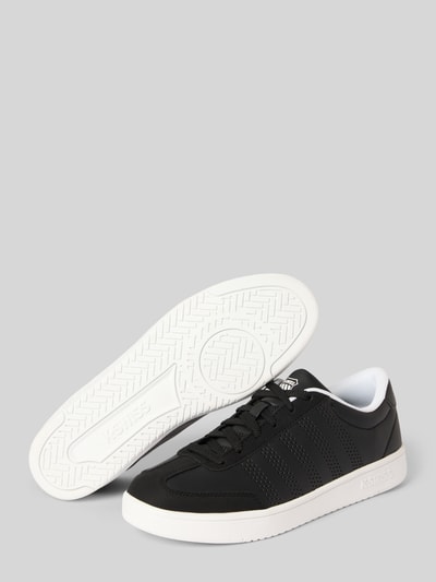 Produktfoto, Sneaker mit Label-Print Modell 'COURT' von K-Swiss in Schwarz mit Lochmuster, strukturierter weißer Sohle und Schnürverschluss
