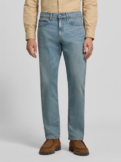 Männermodel trägt Straight Fit Jeans aus reiner Baumwolle Modell 'HAMPTON' von Polo Ralph Lauren, blaue Denim-Optik, Ganzkörperansicht von vorne, Herren Straight Fit Jeans von Polo Ralph Lauren.