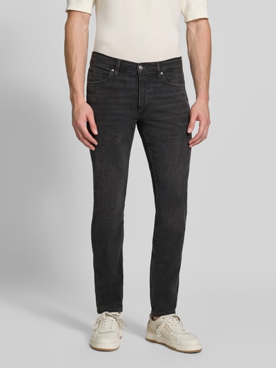 Männermodel trägt schwarze Slim Fit Jeans aus Baumwoll-Mix Modell 'Luke' von Lee, Herren Slim Fit Jeans, Ganzkörperansicht von vorne.