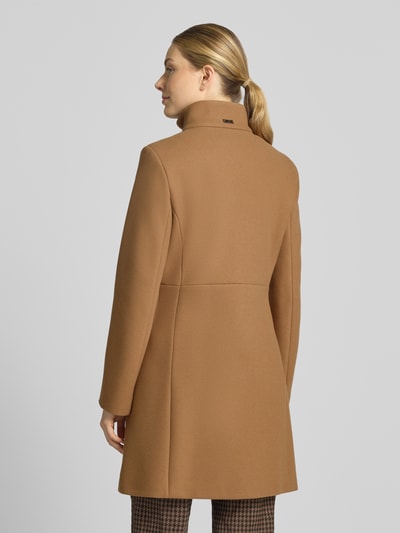 Frauenmodel trägt Mantel mit Woll-Anteil und Stehkragen von CINQUE in Karamell, Material-Mix, Straight Fit, Ganzkörperansicht Rückansicht.