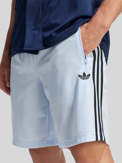 adidas Originals Trainingsshorts mit Logo-Detail Hellblau 3