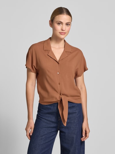 Frauenmodel trägt Regular Fit Bluse aus Viskose mit Knotendetail Modell 'RADIA' von Soyaconcept in Braun, Reverskragen, Knopfleiste, Nahaufnahme Oberkörper. Rückenlänge bei Größe S: 55 cm, Ärmellänge bei Größe S: 10 cm.