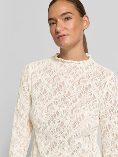 Vrouwenmodel draagt Regular Fit Langarmshirt mit Allover-Muster van s.Oliver BLACK LABEL, crèmekleurig met kanten structuur, close-up bovenlichaam.