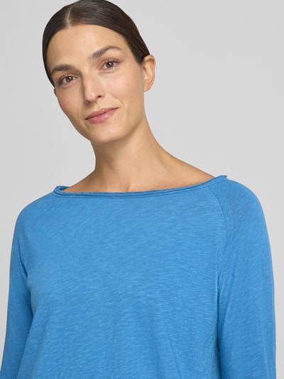 Frauenmodel trägt Regular Fit Longsleeve aus reiner Baumwolle von Rich & Royal in Blau, U-Boot-Ausschnitt, Nahaufnahme Oberkörper.