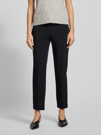 Frauenmodel trägt Chino aus Techno Cotton Superstretch von Raffaello Rossi, Gerader-Schnitt, verkürzte Passform, Farbe schwarz, Ganzkörperansicht von vorne.