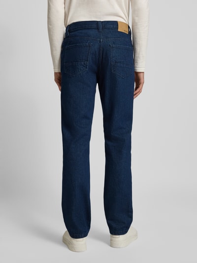 Männermodel trägt Loose Fit Jeans im 5-Pocket-Design von MCNEAL in Dunkelblau, Reine Baumwolle, Produktdetails sichtbar, Ganzkörperansicht Rückansicht.