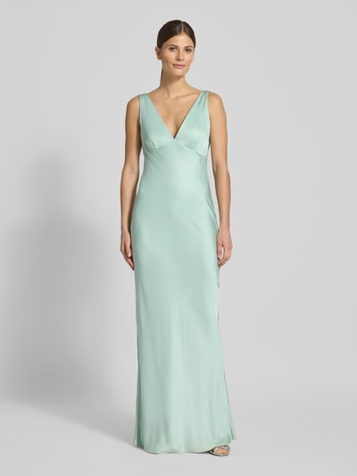 Frauenmodel trägt Slim Fit Abendkleid mit Rückenausschnitt von Jake*s Cocktail aus mintgrünem Satin, ärmellos, V-Ausschnitt, Ganzkörperansicht von vorne.