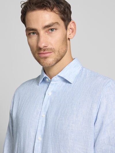 Männermodel trägt Regular Fit Business-Hemd aus linnen met kentkraag van SEIDENSTICKER, lichtblauw met fijne structuur, knoopsluiting, zakelijk, ruglengte maat 40: 71 cm, schouderbreedte: 45 cm, mouwlengte: 64 cm, Nahaufnahme Oberkörper.