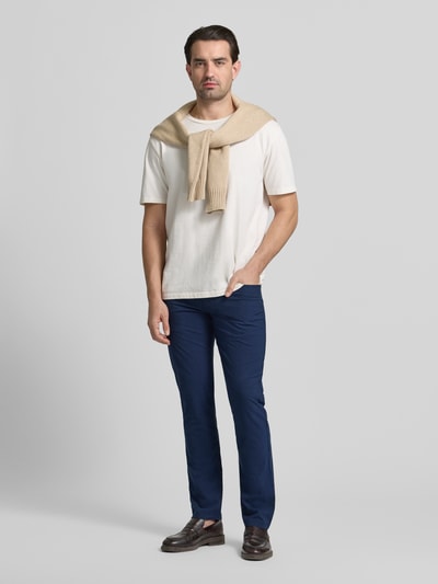 Männermodel trägt Chino mit 5-Pocket-Design von Christian Berg Men in Dunkelblau, gerader Schnitt, Material-Mix, Ganzkörperansicht von vorne.