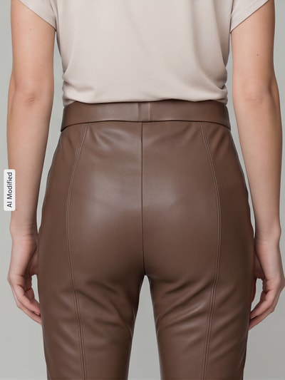 Vrouwenmodel draagt Wide Leg Kunstlederhose aus Viskose-Mix model 'MACY' van Raffaello Rossi, Dames leer, detailopname rugaanzicht.