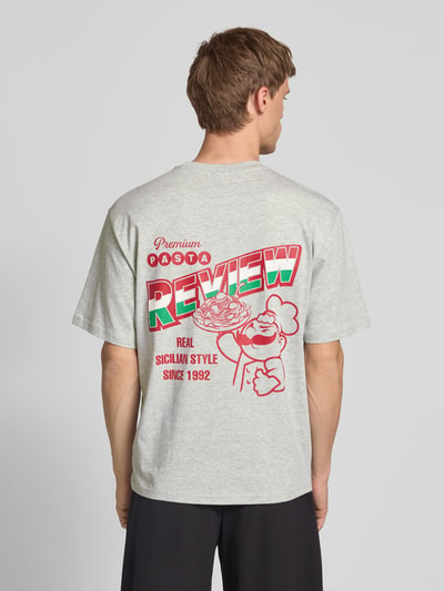 REVIEW T-Shirt mit Label-Print Hellgrau Melange 5