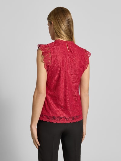 Vrouwenmodel draagt Shaped Fit Blusentop met Spitzenbesatz Model 'OLLINE' van Pieces, effen kleuren, bloemenmotief, kant, druppelvormige hals, rugdecolleté, applicatie met labelstitching, Ganzkörperansicht Rückansicht.
