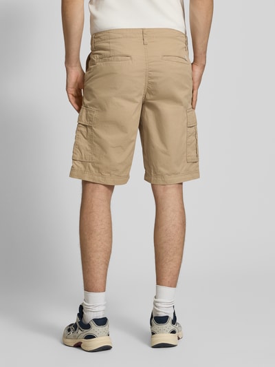Männermodel trägt Shorts mit Cargotaschen Modell 'COLE MATTY' von Jack & Jones aus Reine Baumwolle in Beige, Regular-Fit, Ganzkörperansicht Rückansicht.
