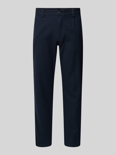 Produktfoto, dunkelblaue Tapered Fit Chino aus Baumwoll-Mix Modell 'CHINO PLEATED' von BOSS Orange, unifarben, Twillstruktur, Label Patch, Gürtelschlaufen, Knopf-Verschluss, seitliche Eingrifftaschen und Gesäßtaschen