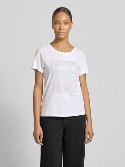 Frauenmodel trägt T-Shirt mit Ziersteinbesatz und Rundhalsausschnitt von monari, weiß, Baumwoll-Micromodal-Mix, Regular-Fit, Damen, Ganzkörperansicht von vorne. Rückenlänge bei Größe 36: 58 cm.