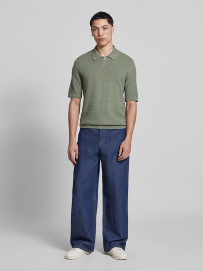 Männermodel trägt Regular Fit Poloshirt aus reiner Baumwolle Modell 'MENU' von Only & Sons in Flechtoptik, Ganzkörperansicht von vorne.