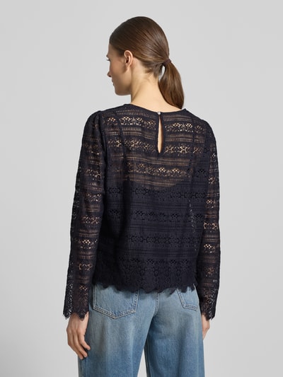 Frauenmodel trägt Blusenshirt aus Spitze mit Rundhalsausschnitt von comma, dunkelblauer Baumwoll-Mix, Rückenlänge 54 cm, Ganzkörperansicht Rückansicht.