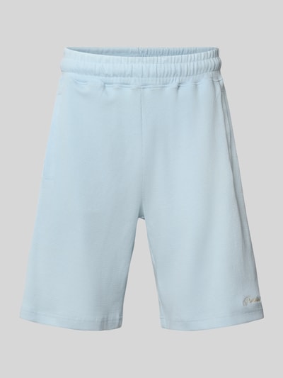 Produktfoto, hellblaue Herren Shorts mit elastischem Bund, seitlichen Eingrifftaschen und dezenter Stickerei, strukturierte Oberfläche