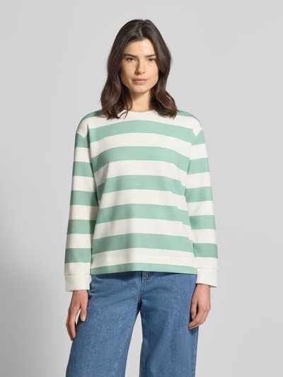 Frauenmodel trägt Sweatshirt mit Rundhalsausschnitt von Christian Berg Woman, Material-Mix mit Modal-Anteil, Relaxed-Fit, Allover-Look in Weiß und Mintgrün, Ganzkörperansicht von vorne.