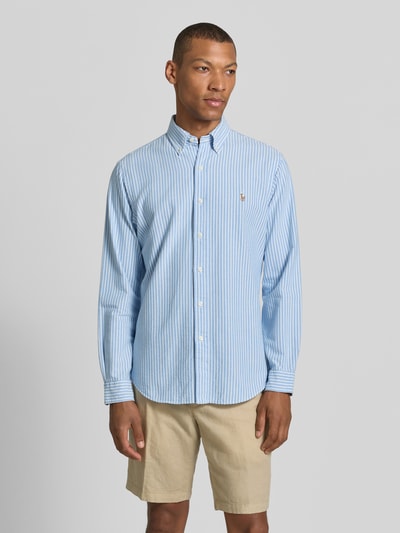 Männermodel trägt Regular Fit Freizeithemd aus reiner Baumwolle von Polo Ralph Lauren in Blau-Weiß mit feiner Streifenstruktur, Ganzkörperansicht von vorne.