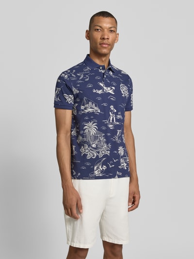 Męski model nosi Regular Fit Poloshirt aus reiner Baumwolle von Polo Ralph Lauren, efekt: wzór na całej powierzchni, wzór: nadruk polo bear, krój: krój regular fit, kołnierzyk polo, krótki rękaw, zakończenie rękawów: prążkowane, materiał: bawełna; widok całej sylwetki z przodu.