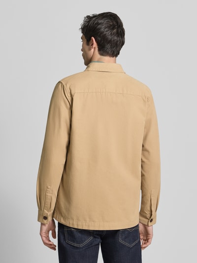 Männermodel trägt Regular Fit Hemdjacke aus reiner Baumwolle von Barbour in Optik: Unifarben, Ganzkörperansicht Rückansicht.