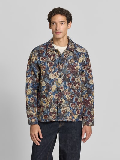 Männermodel trägt Regular Fit Hemdjacke im Allover-Look mit Kentkragen von Les Deux, Baumwoll-Mix, Knopfleiste, Ganzkörperansicht von vorne.