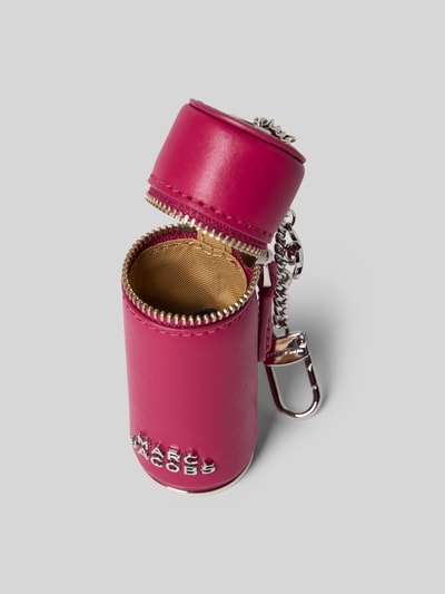 Productfoto, Lipstick Case mit Logo-Detail van Marc Jacobs in roze met logodetail, hoofdvak met ritssluiting, karabijnhaak, kettinglook, motief-charms, breedte maat 1: 4 cm, lengte maat 1: 11 cm, diepte maat 1: 4 cm