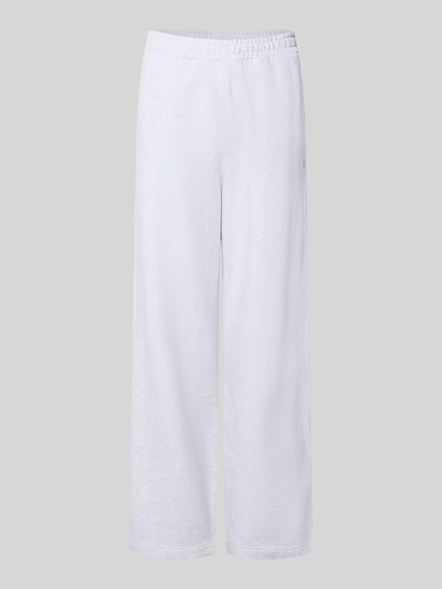 Produktfoto, jasnoszare, szerokie spodnie dresowe z bawełny, wyhaftowane logo, elastyczny pas, Wide Fit, Model 'Cassie' od Carhartt Work In Progress, długość wewnętrzna nogawki w rozmiarze S: 76 cm