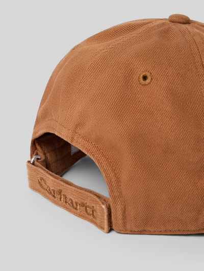 Produktfoto, Basecap mit Label-Applikation von Carhartt Work In Progress aus reiner Baumwolle, verstärkter Schirm, größenverstellbar, brauner Farbton, Struktur aus feinem, weichem Gewebe