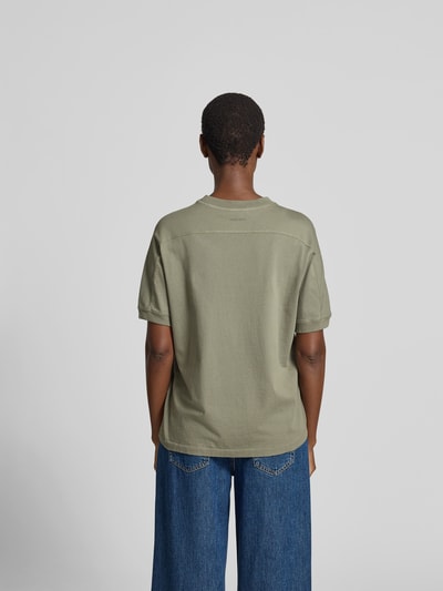Frauenmodel trägt Oversized Sweatshirt mit Logo-Detail von Anine Bing in Grün aus Reine Baumwolle mit Rundhalsausschnitt, elastische Abschlüsse, Oversized-Fit, Rückenlänge 62 cm bei Größe S, Ganzkörperansicht Rückansicht.