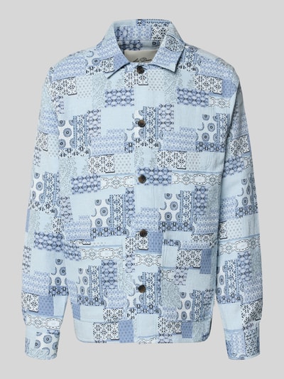 Produktfoto, Regular Fit Overshirt im Allover-Look von Les Deux, bawełniana mieszanka, krój regular fit, wzór patchwork, kołnierzyk kent, zapięcie na guziki, długość tyłu w rozmiarze M: 69 cm, odcienie błękitu i bieli, gładka i strukturalna faktura
