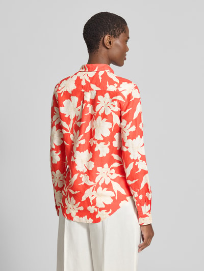 Frauenmodel trägt Regular Fit Bluse aus Leinen-Baumwoll-Mix von Gant im Allover-Look mit Hemdblusenkragen und Knopfleiste, Rückenlänge 68 cm, Ärmellänge 63 cm, Ganzkörperansicht Rückansicht.