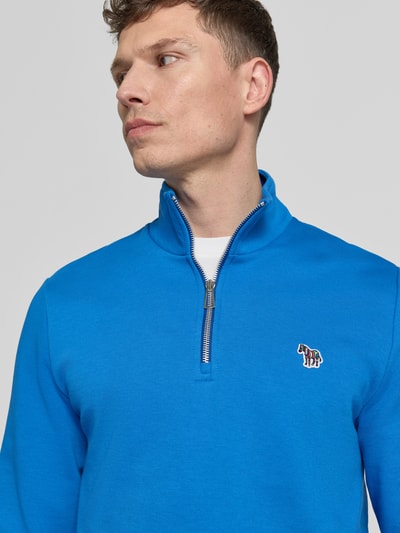 Männermodel trägt Sweatshirt mit Stehkragen und Reißverschluss von PAUL SMITH in Blau, Reine Baumwolle, Regular-Fit, Stitching, Nahaufnahme Oberkörper.