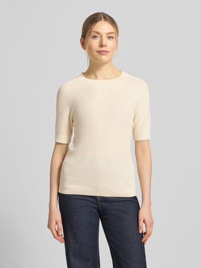 Frauenmodel trägt Regular Fit Strickpullover aus Viskose-Baumwoll-Mix Modell 'ELINNA' von Selected Femme in Creme, Strukturmuster, Ganzkörperansicht von vorne.