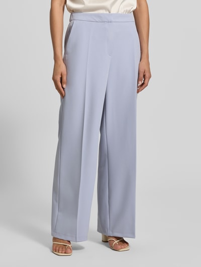 Frauenmodel trägt Regular Fit Weite HOSE mit Bügelfalten von s.Oliver BLACK LABEL, Optik: Unifarben, Twill, Ganzkörperansicht von vorne.