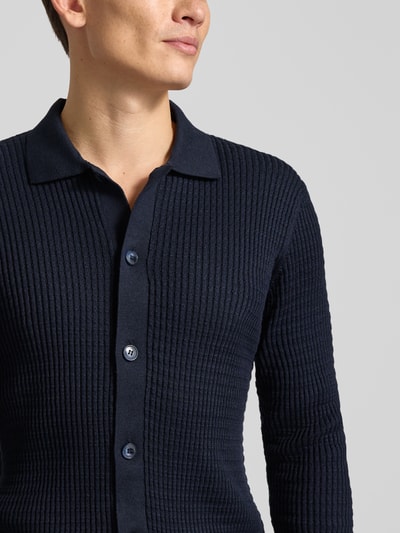 Männermodel trägt Strickjacke mit Strukturmuster Modell 'Yuris' von Cinque in Dunkelblau, Baumwoll-Mix, Nahaufnahme Oberkörper.