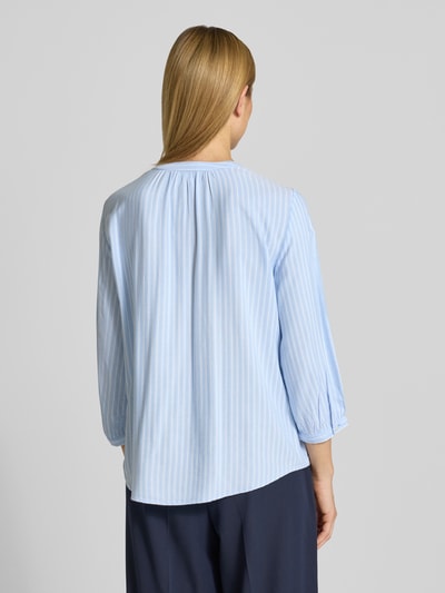 Männermodel trägt Comfort Fit Langarmbluse aus reiner Viskose von Tom Tailor, efekt: wzór na całej powierzchni, krój comfort fit, kształt kołnierza: stójka, dekolt: tunika, zapięcie: krótka listwa guzikowa, rękaw: rękaw o dł. 3/4, zakończenie rękawów: mankiet, materiał: wiskoza, Ganzkörperansicht Rückansicht