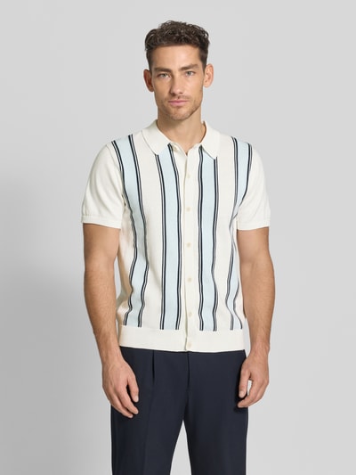 Mannermodel draagt Polo-Cardigan met 1/2-mouwen van Lindbergh, puur katoen, regular fit, knoopsluiting, ruglengte maat M 67 cm, mouwlengte 25 cm. Ganzkörperansicht van voren.