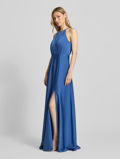 Vrouwenmodel draagt Neckholder-maxi-jurk met flechtkette en diep rugdecolleté van Jake*s Cocktail, materiaalmix met stretch, A-lijn, geheel lichaamsaanzicht voorkant.