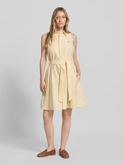 Vrouwenmodel draagt Regular Fit Polokleid aus reiner Baumwolle van Polo Ralph Lauren, look: effen, regular fit, knielang, hooggesloten, logostitching, knoopsluiting, tailleriem, mouwloos, materiaal: puur katoen, geheelvooraanzicht.