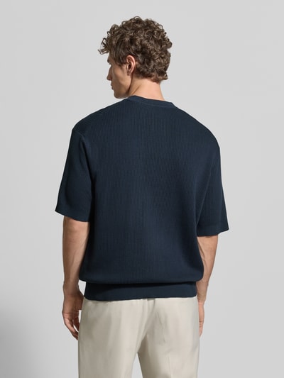 Männermodel trägt Regular Fit T-Shirt aus reiner Bio-Baumwolle Modell 'MATTIS' von SELECTED HOMME, Optik: Unifarben, Materialverarbeitung: Ripp, Ganzkörperansicht Rückansicht.