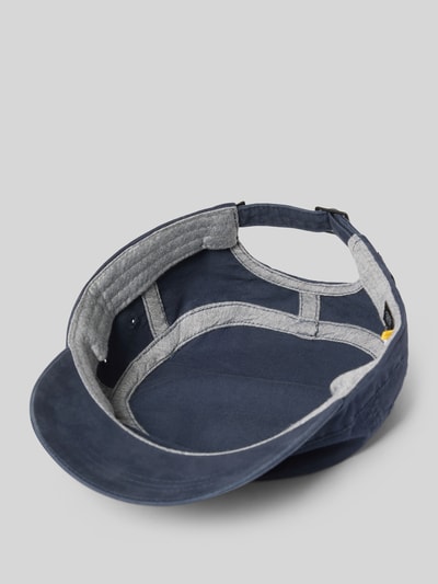 Produktfoto, Military Cap mit Logo-Stitching von camel active aus reiner Baumwolle, verstärktem Schirm, regulowany pasek z tyłu, granatowy kolor, tekstura bawełniana, wszyte otwory wentylacyjne