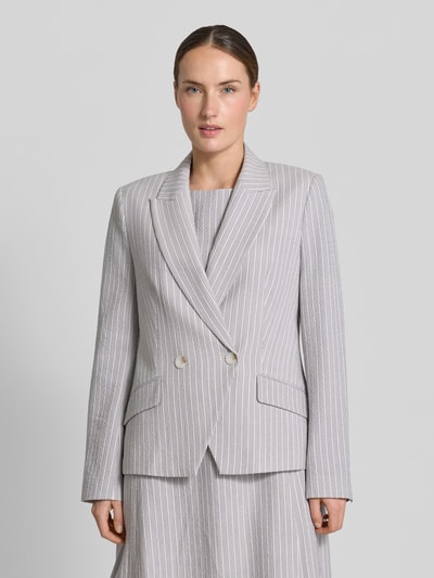 Vrouwenmodel draagt Regular Fit Blazer aus Seersucker mit Streifen und Lurex van Christian Berg Woman Selection, grijs-witte strepen, reverskraag, klepzakken, knoopsluiting, frontaal zicht, bovenlichaam close-up.