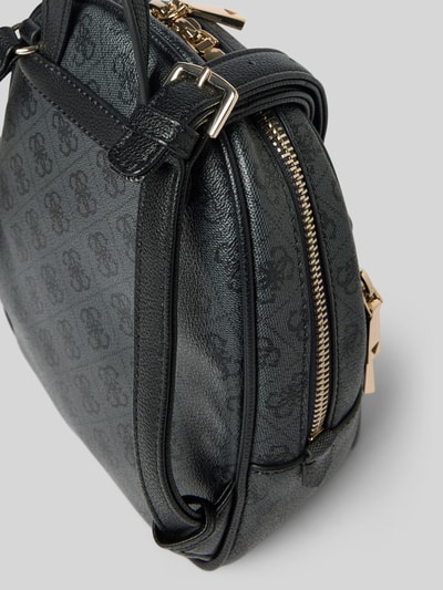Produktfoto, Rucksack mit Allover-Logo-Print Modell 'MANHATTAN' von Guess in Leder-Optik mit Reißverschlusstaschen und schmalen Schulterriemen, Hauptfach mit Reißverschluss, Außentaschen, Breite 21 cm, Länge 27 cm, Tiefe 13 cm, Damen