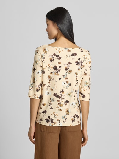Frauenmodel trägt Regular Fit Bluse aus Baumwoll-Mix mit Spitzenbesatz von Marc Cain, floraler Allover-Print, Rückenlänge 56 cm, Ganzkörperansicht Rückansicht.
